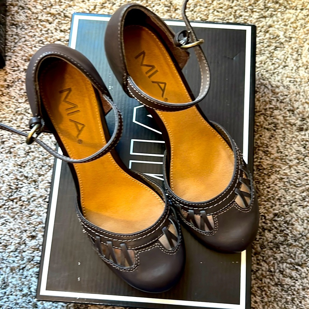 Size 6-1/2 Brown MIA dress shoes 2 inch heeled. Style Valencia.
